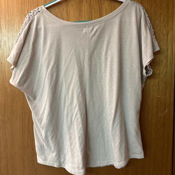 Used Maurices Shirt SZ 2 Cream W/ Blue Pink Pattern across bottom of shirt - Picture 4 of 12